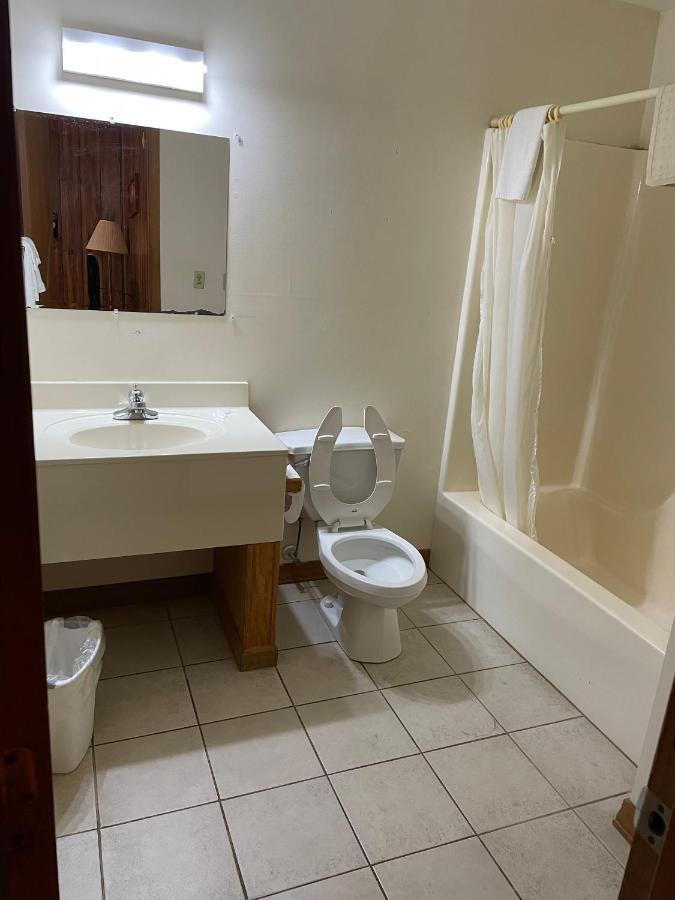 Pine Valley Motel Spruce Pine Екстер'єр фото