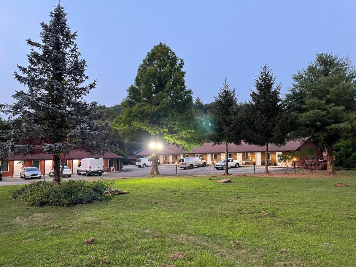 Pine Valley Motel Spruce Pine Екстер'єр фото